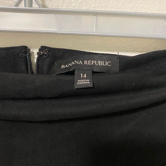 Banana republic black suede skirt - Picture 3 of 4